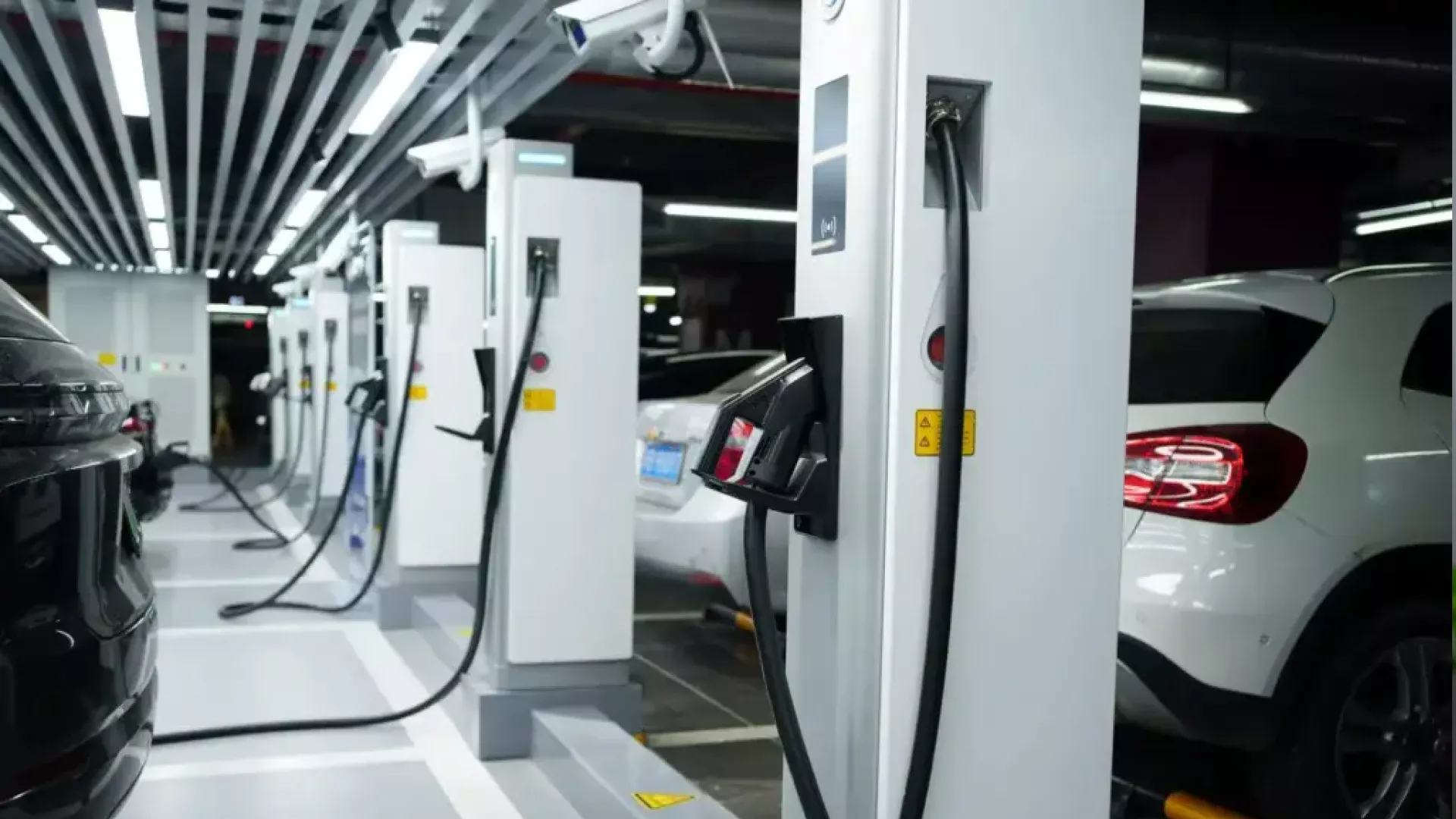 Carregador de carro elétrico em condomínio: o que vale em BH?